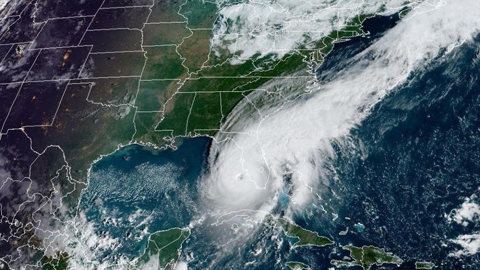 Foto Satelit Penampakan Pusaran Badai Ian yang Menghantam Florida GULF OF MEXICO - SEPTEMBER 28: In this NOAA handout image taken by the GOES satellite at 13:26 UTC, Hurricane Ian moves toward Florida on September 28, 2022 in the Gulf of Mexico. The storm is expected to bring a potentially life-threatening storm surge and hurricane-force winds. (Photo by NOAA via Getty Images)
