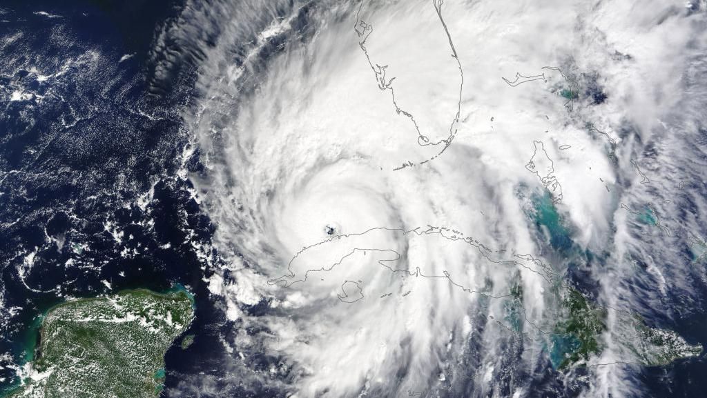Citra Satelit Tangkap Pusaran Badai Ian yang Menghantam Florida