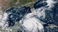 Sebelum mendekat ke Florida, Badai Ian terlebih dahulu menyapu Kuba sehingga menyebabkan kota porak-poranda. NOAA/Getty Images