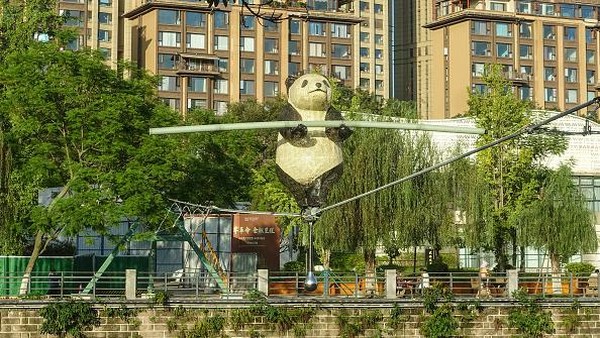 Replika seekor panda raksasa berjalan di atas tali terlihat di Chengdu, Provinsi Sichuan, China, Rabu (28/9/2022) waktu setempat.  
