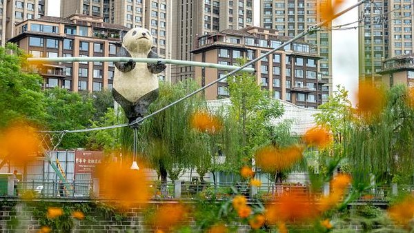 Salah satunya adalah patung yang baru dibuat ini, patung panda raksasa ini menarik perhatian karena bentuknya yang gemas.  