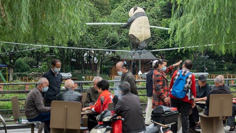 Gemas, Patung Panda Raksasa Jalan di Atas Tali Hiasi Kota di China CHENGDU, CHINA - SEPTEMBER 27: A bamboo-woven giant panda stands on a tightrope across Fuhe River, adding fun to the city, on September 27, 2022 in Chengdu, Sichuan Province of China. (Photo by Liu Zhongjun/China News Service via Getty Images)
