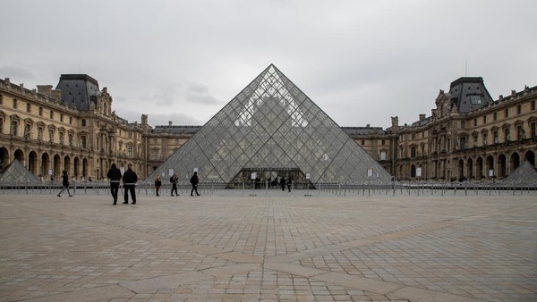 Posisi pertama diraih oleh Museum Louvre di Paris, Prancis. Terdapat 35 ribu benda dari zaman prasejarah hingga abad ke-19 yang dipamerkan di area seluas 60.600 meter persegi. Marc Piasecki/Getty Images.