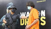 Petugas bea cukai mencurigai bule tersebut karena berjalan sempoyongan dan menolak saat hendak diperiksa oleh petugas. Dari hasil pemeriksaan x-ray, ada benda yang mencurigakan di duburnya. Setelah dikeluarkan dan dilakukan pemeriksaan di laboratorium, benda itu positif mengandung sediaan narkotika.