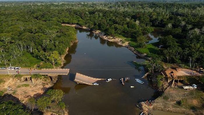 Jembatan di Brasil Runtuh Saat Mobil-mobil Melitas, 15 Orang Hilang Locals and rescuers search for people who plunged into the Curuca river after a bridge collapsed in the municipality Careiro Da Varzea, Amazonas state, Brazil, on 28 September 2022. - The collapse of a bridge over the Curuçá River in the state of Amazonas caused the death of three people and injuries to 14, the Amazonas Fire Department said. (Photo by MICHAEL DANTAS / AFP) (Photo by MICHAEL DANTAS/AFP via Getty Images)