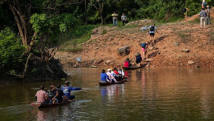 Jembatan di Brasil Runtuh Saat Mobil-mobil Melitas, 15 Orang Hilang Locals and rescuers search for people who plunged into the Curuca river after a bridge collapsed in the municipality Careiro Da Varzea, Amazonas state, Brazil, on 28 September 2022. - The collapse of a bridge over the CuruΓ§Γ‘ River in the state of Amazonas caused the death of three people and injuries to 14, the Amazonas Fire Department said. (Photo by MICHAEL DANTAS / AFP) (Photo by MICHAEL DANTAS/AFP via Getty Images)