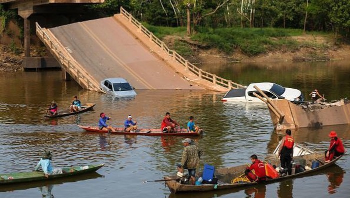 Jembatan di Brasil Runtuh Saat Mobil-mobil Melitas, 15 Orang Hilang Locals and rescuers search for people who plunged into the Curuca river after a bridge collapsed in the municipality Careiro Da Varzea, Amazonas state, Brazil, on 28 September 2022. - The collapse of a bridge over the CuruΓ§Γ‘ River in the state of Amazonas caused the death of three people and injuries to 14, the Amazonas Fire Department said. (Photo by MICHAEL DANTAS / AFP) (Photo by MICHAEL DANTAS/AFP via Getty Images)