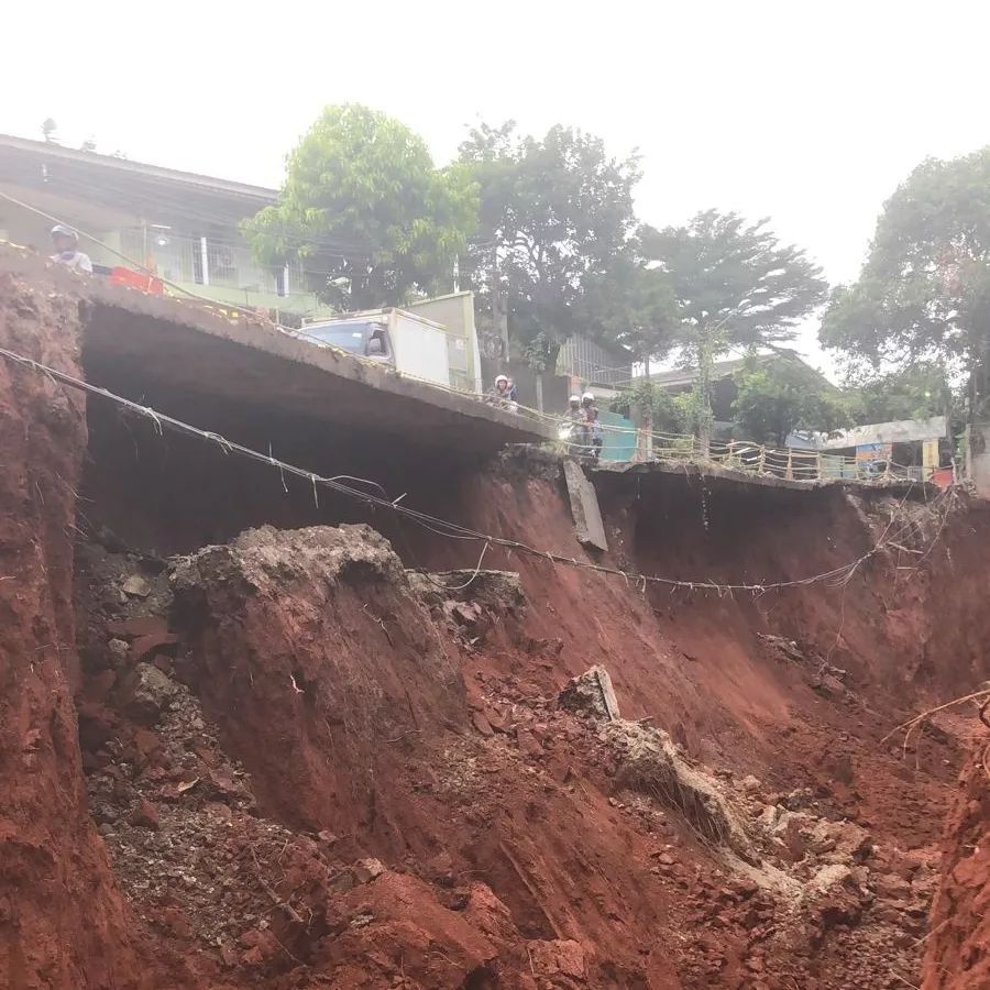 Jl Pangkalan 1A Kota Bekasi longsor.