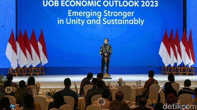 Momen Jokowi Buka UOB Economic Outlook 2023