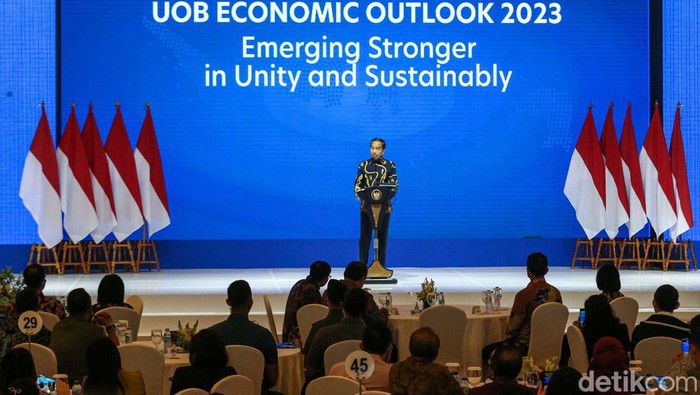 Presiden RI Joko Widodo membuka UOB Economic Outlook 2023 di Grand Ballroom Kempinski, Jakarta, Kamis (29/9). Acara ini juga dihadiri Menkeu Sri Mulyani.