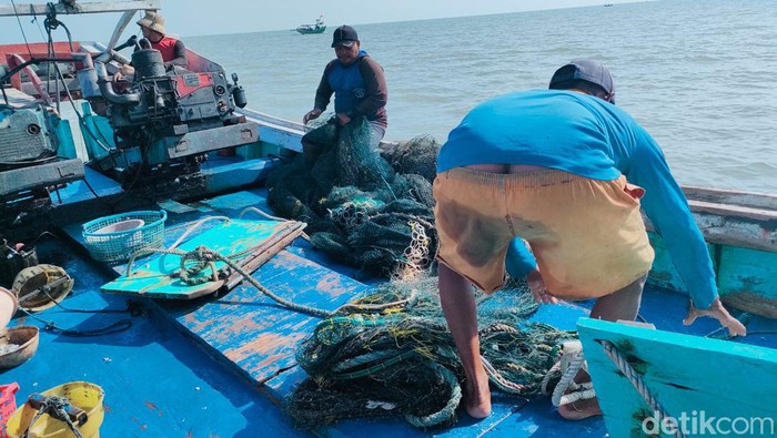 Kapal nelayan yang tertangkap menjaring ikan dengan jaring trawl
