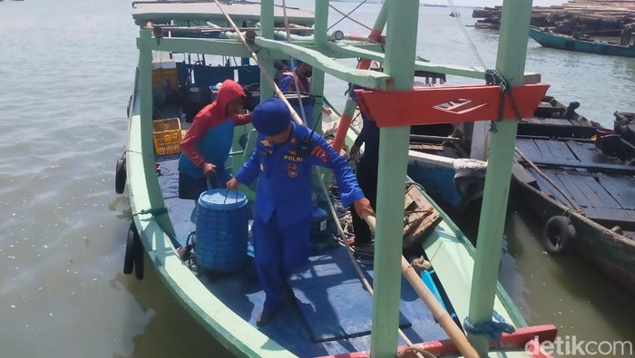 Kapal nelayan yang tertangkap menjaring ikan dengan jaring trawl