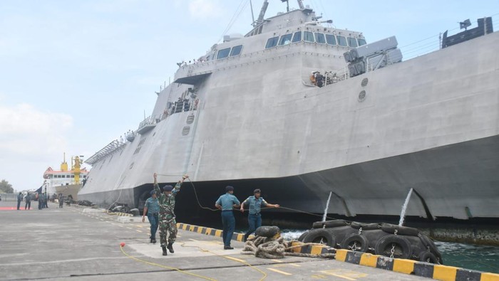 Kapal perang milik Angkatan Laut Amerika serikat USS Carlestone (LCS - 18) saat merapat di dermaga Pariwisata Pelabuhan Benoa, Bali