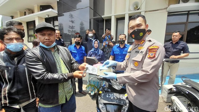 Kapolres Sumedang AKBP Indra Setiawan serahkan motor seorang petani bernama Dudung yang sempat hilang dicuri pada 26 Juli 2022.
