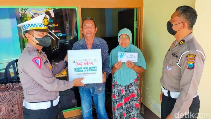 Kasatlantas Polresta Banyuwangi berikan santunan kepada keluarga korban laka maut di Sukowidi