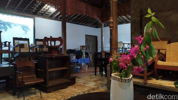 Kedai barang antik milik Ronny Mediono di Ungaran, Rabu (29/9/2022). Kedai barang antik milik Ronny Mediono di Ungaran, Rabu (29/9/2022).