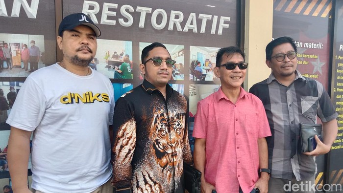Keluarga korban didampingi kuasa hukumnya di Polres Minahasa Utara