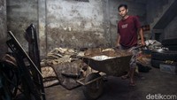 Ajis mengaku turunnya minat para petani karet sangat terasa baginya sebagai pengepul karet.