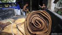 Sebagai pengepul karet ia menyiapkan sebuah gudang sebagai tempat penyimpanan, karet-karet tersebut lantas akan dijualnya kembali jika sudah terkumpul banyak.