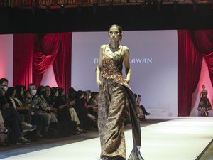 Harmoni Batik Kudus dan Tenun Bali di Koleksi 25 Tahun Denny Wirawan Berkarya