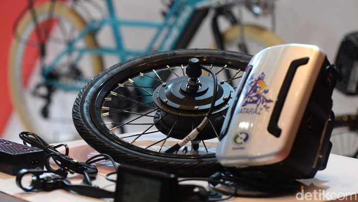 Kring.. kring...Deretan Sepeda Listrik Sita Perhatian Pengunjung IEMS Indonesia Electric Motor Show (IEMS) 2022 juga menghadirkan bermacam sepeda listrik. Sepeda-sepeda listrik tersebut menarik perhatian pengunjung.