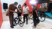 Meski demikian, tetap dibutuhkan tenaga kaki manusia karena dinamo listrik hanya berperan sebagai pembantu bukan penggerak utama.