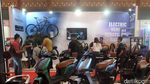 Kring... kring... Deretan Sepeda Listrik Sita Perhatian Pengunjung IEMS