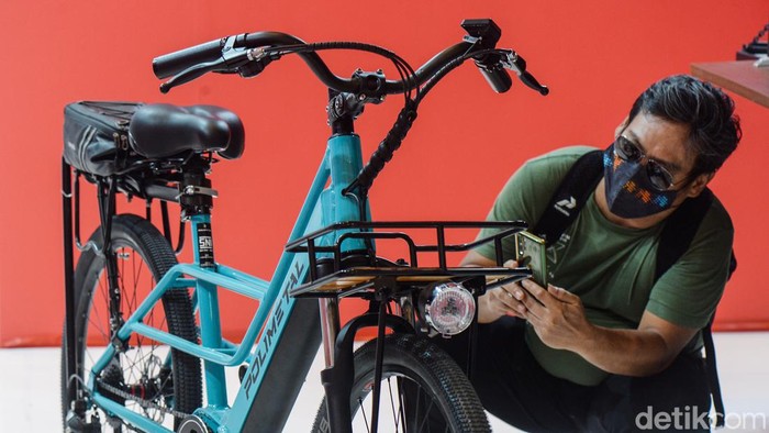 Kring.. kring...Deretan Sepeda Listrik Sita Perhatian Pengunjung IEMS Indonesia Electric Motor Show (IEMS) 2022 juga menghadirkan bermacam sepeda listrik. Sepeda-sepeda listrik tersebut menarik perhatian pengunjung.