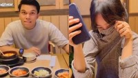 Keduanya memang sering menghabiskan waktu bersama. Fuji yang gemar kulineran membuat Thariq selalu mengajaknya pacaran di restoran mewah sampai yang sederhana. Foto: Instagram Youtube