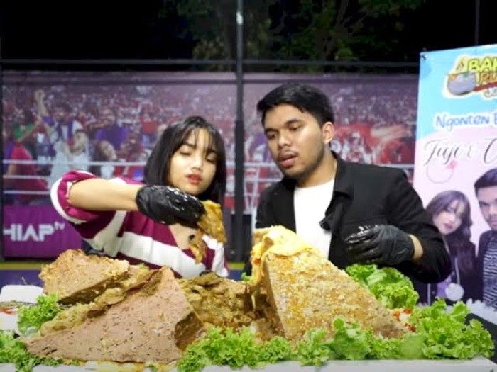 Kulineran Romantis Thariq Halilintar dan Fuji Saat di Singapura