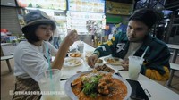 Sempat liburan bareng ke Singapura. Thariq dan Fuji bagikan momen manis sekaligus romantis, ketika keduanya mencicipi hidangan seafood Singapura di salah satu pusat kuliner kaki lima. Foto: Instagram Youtube