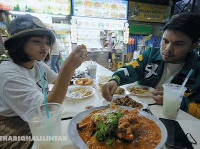 Kulineran Romantis Thariq Halilintar dan Fuji Saat di Singapura