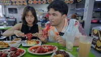  Masih di Singapura, keduanya tak melewatkan kesempatan untuk kulineran seru mencicipi hidangan khas Melayu dan India di salah satu rumah makan di sana. Foto: Instagram Youtube