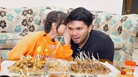 Mukbang sate ayam hingga sate kambing. Keduanya habiskan puluhan tusuk sate dalam waktu singkat. Foto: Instagram Youtube