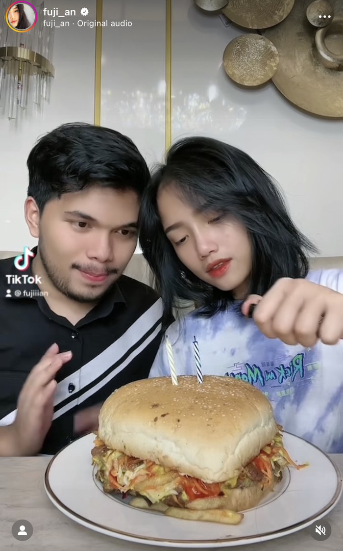 Kulineran Romantis Thariq Halilintar dan Fuji Saat di Singapura