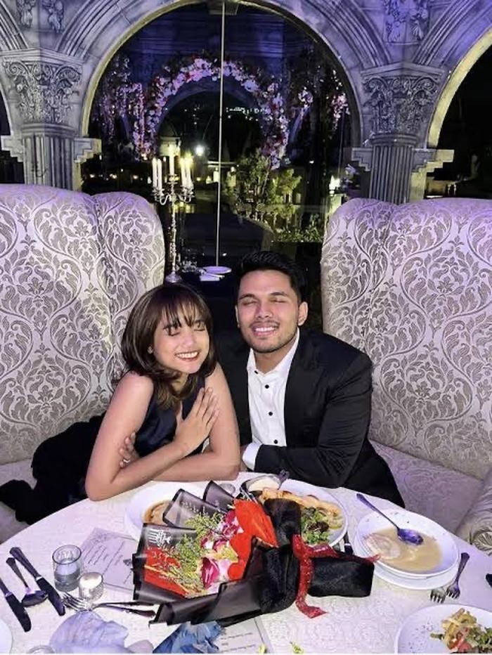 Kulineran Romantis Thariq Halilintar dan Fuji Saat di Singapura Kulineran Romantis Thariq Halilintar dan Fuji Saat di Singapura