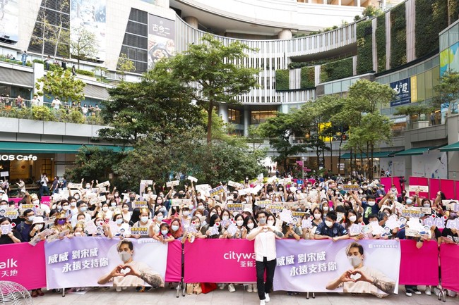 Tak butuh waktu lama untuk pria yang juga dijuluki idola tante-tante tersebut menjadi selebgram. Foto: Facebook Lau Song Wai