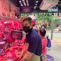 Seorang tukang daging bernama Lau Song Wai sempat jadi perbincangan di media sosial saat ditemukan netizen sedang menjajakan daging babi di Pasar Tseun Wan, Taiwan. Dalam foto yang viral, Lau yang memakai masker disebut mirip beberapa artis ganteng. Foto: Facebook Lau Song Wai