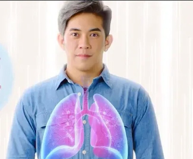 Tapi setelah Lau Song Wai membintangi sebuah iklan yang memperlihatkan wajah aslinya, fans mulai terbagi. Beberapa bahkan sampai berhenti mengikuti media sosial pria itu. Keramaian di toko dagingnya pun menyusut. Bisa dibilang ketenarannya hanya bertahan 57 hari.Foto: Facebook Lau Song Wai