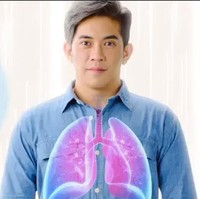 Tapi setelah Lau Song Wai membintangi sebuah iklan yang memperlihatkan wajah aslinya, fans mulai terbagi. Beberapa bahkan sampai berhenti mengikuti media sosial pria itu. Keramaian di toko dagingnya pun menyusut. Bisa dibilang ketenarannya hanya bertahan 57 hari.Foto: Facebook Lau Song Wai