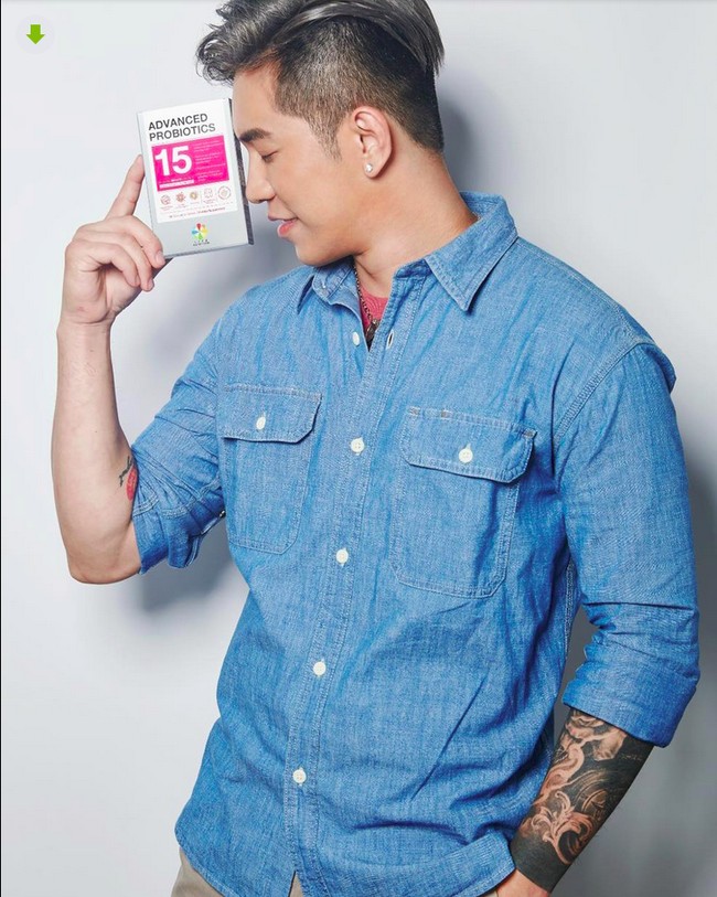 Bukan hanya karena penampilan, dikatakan jika popularitas Lau menurun setelah terungkap bermasalah karena banyak berutang hingga terlibat dalam organisasi kriminal juga pesta narkoba. Ia sendiri sudah berusaha mengklarifikasi tapi tidak terlalu membantu membuatnya naik daun kembali.Foto: Facebook Lau Song Wai