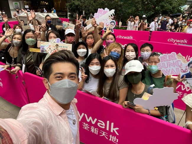 Ia pun mulai mendapat banyak tawaran iklan dan dalam seminggu bisa bisa menerima paling tidak tiga endorsement dari berbagai brand, mulai dari sepatu, supermarket sampai plastik wrap. Song Wai juga sempat mencoba jadi YouTuber bahkan berakting.Foto: Facebook Lau Song Wai