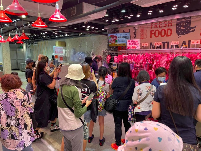 Setelah terkenal, toko daging Lau mulai kebanjiran pembeli dan orang-orang yang ingin menyaksikan sendiri ketampanannya. Pria bertato itu bahkan memiliki fanbase yang diberi nama Tsuen Wan Fresh Meat Wai Wai Group yang rutin berbagi informasi mengenai dirinya dan daging jualannya.Foto: Facebook Lau Song Wai