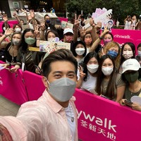 Ia pun mulai mendapat banyak tawaran iklan dan dalam seminggu bisa bisa menerima paling tidak tiga endorsement dari berbagai brand, mulai dari sepatu, supermarket sampai plastik wrap. Song Wai juga sempat mencoba jadi YouTuber bahkan berakting.Foto: Facebook Lau Song Wai