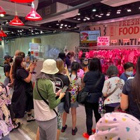 Setelah terkenal, toko daging Lau mulai kebanjiran pembeli dan orang-orang yang ingin menyaksikan sendiri ketampanannya. Pria bertato itu bahkan memiliki fanbase yang diberi nama Tsuen Wan Fresh Meat Wai Wai Group yang rutin berbagi informasi mengenai dirinya dan daging jualannya.Foto: Facebook Lau Song Wai