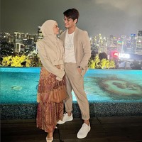 Selalu terlihat harmonis di media sosial, publik dikejutkan dengan kabar tak sedap yang melanda rumah tangga mereka. Lesti Kejora melaporkan suaminya, Rizky Billar, atas dugaan KDRT ke polisi. Foto: Instagram/@lestykejora