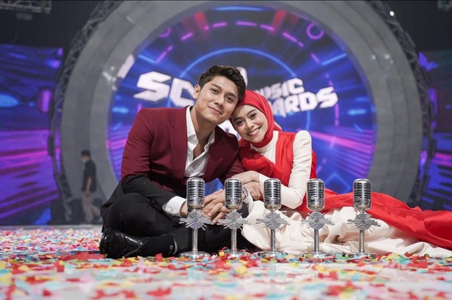 Menikah pada Agustus 2021 dengan gelaran pesta mewah, pasangan yang populer dengan sebutan Leslar ini dikaruniai seorang putra yang diberi nama Muhammad Leslar Al-Fatih Billar. Foto: Instagram/@lestykejora