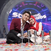 Menikah pada Agustus 2021 dengan gelaran pesta mewah, pasangan yang populer dengan sebutan Leslar ini dikaruniai seorang putra yang diberi nama Muhammad Leslar Al-Fatih Billar. Foto: Instagram/@lestykejora