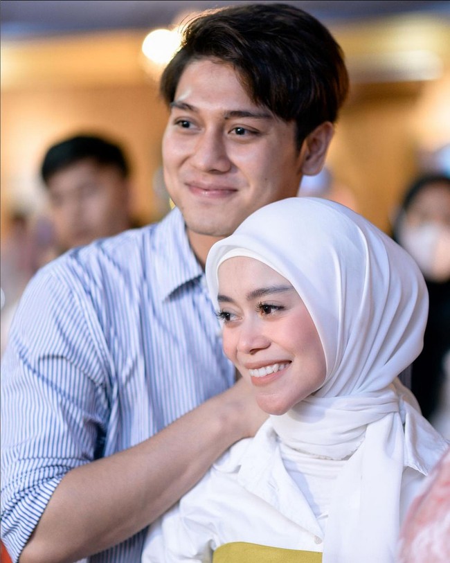 Tudingan itu membuat Rizky Billar geram. Apalagi netizen juga membandingkan karirnya dengan istrinya sendiri. Foto: Instagram/@lestykejora
