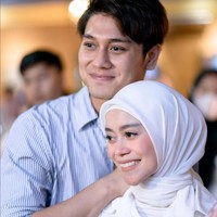 Tudingan itu membuat Rizky Billar geram. Apalagi netizen juga membandingkan karirnya dengan istrinya sendiri. Foto: Instagram/@lestykejora